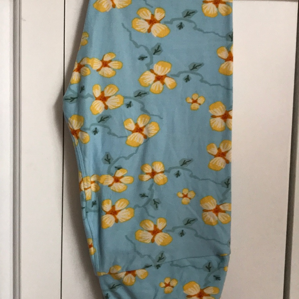 LuLaRoe leggings OS. Like new, worn once. Lovely!